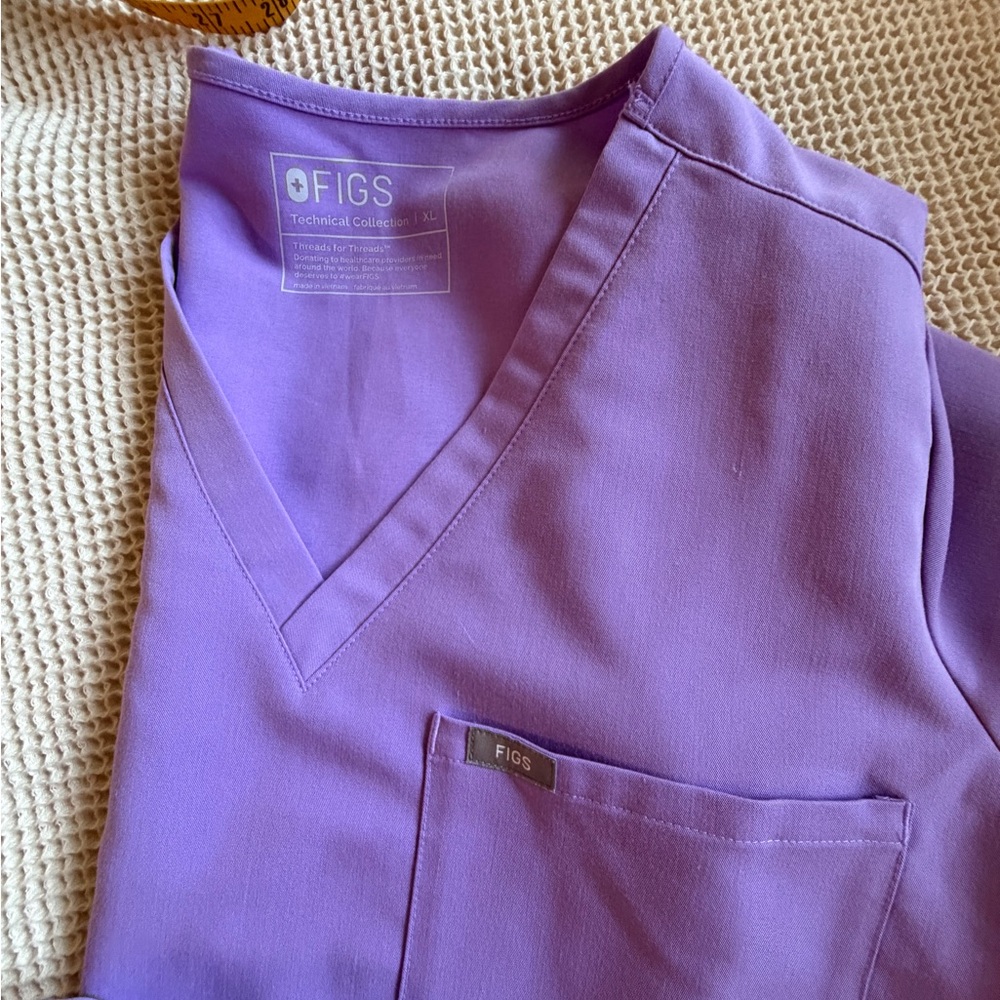 Figs scrub top. Lavender Dew Catarina top XL